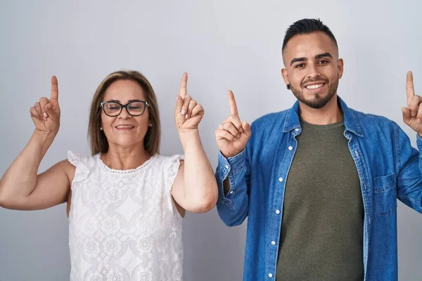 Hispanic Mor Och Son Står Tillsammans Leende Förvånad Och Förvånad — Stockfoto