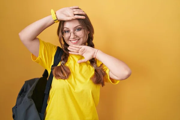 Jovem Caucasiana Vestindo Mochila Estudantil Sobre Fundo Amarelo Sorrindo Alegre — Fotografia de Stock