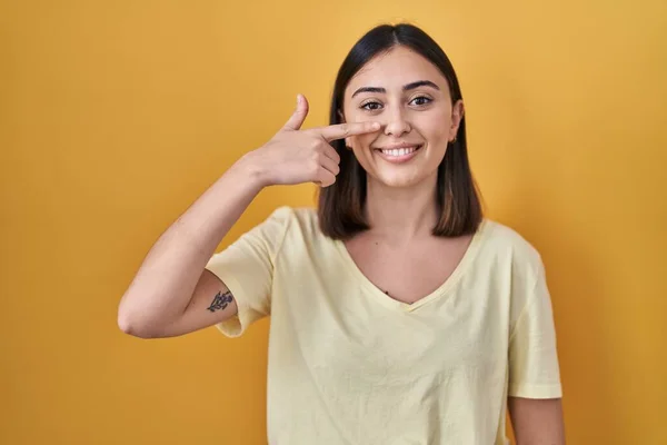 Spaans Meisje Draagt Casual Shirt Gele Achtergrond Wijzend Met Hand — Stockfoto