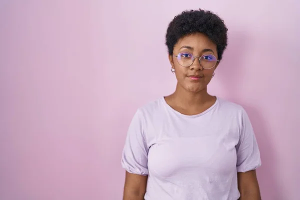 Pembe Arka Planda Duran Genç Afro Amerikan Kadın Yüzünde Ciddi — Stok fotoğraf