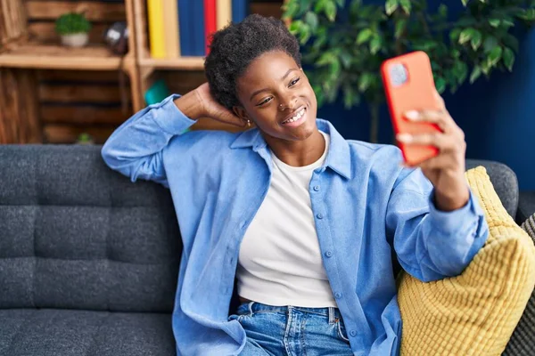 African American Woman Making Selfie Smartphone Sitting Sofa Home — Fotografia de Stock