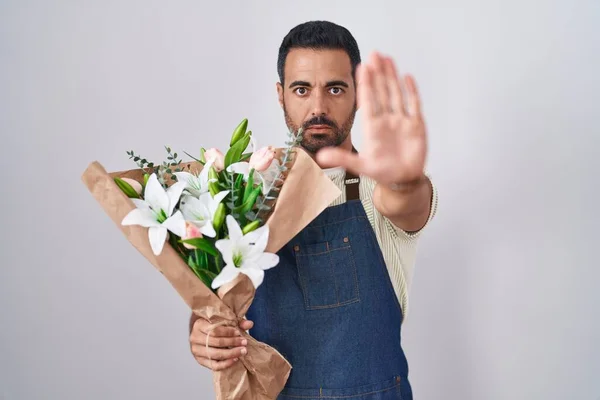 Hombre Hispano Con Barba Trabajando Como Florista Haciendo Parar Cantar —  Fotos de Stock