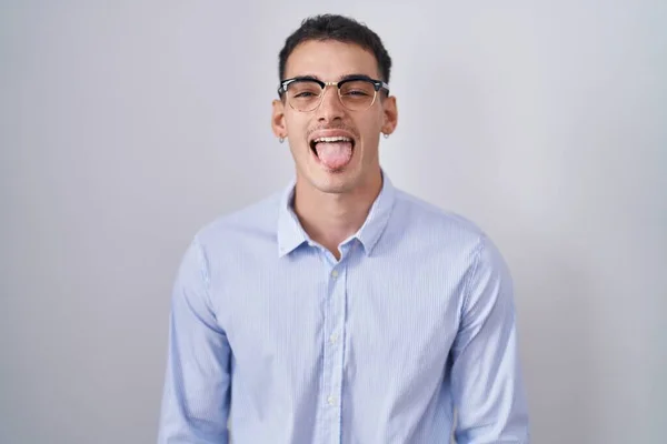 Bonito Homem Hispânico Vestindo Roupas Negócios Óculos Furando Língua Feliz — Fotografia de Stock