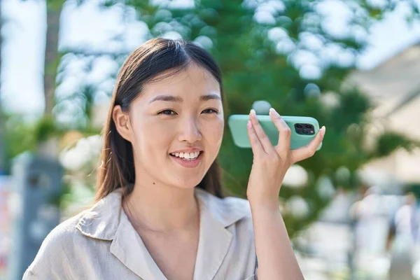 Kinesisk Kvinna Ler Säker Lyssna Ljud Meddelande Från Smartphone Parken — Stockfoto