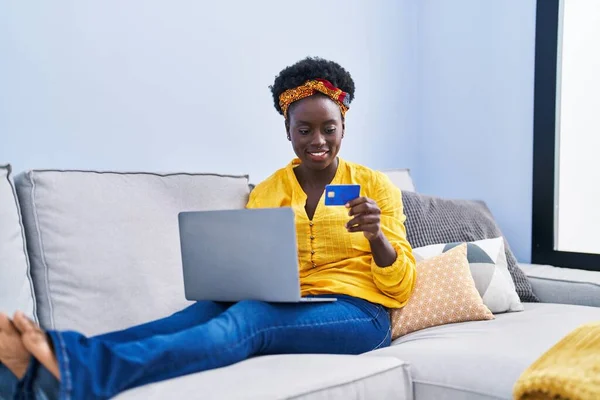 Junge Afroamerikanerin Sitzt Mit Laptop Und Kreditkarte Hause Auf Sofa — Stockfoto