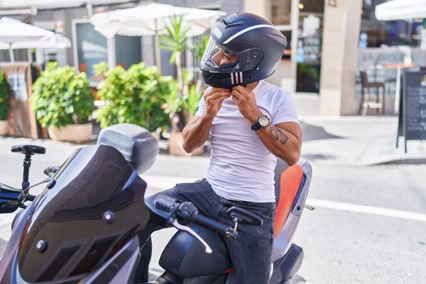 年轻的拉丁男子戴着头盔坐在街头摩托车上 — 图库照片