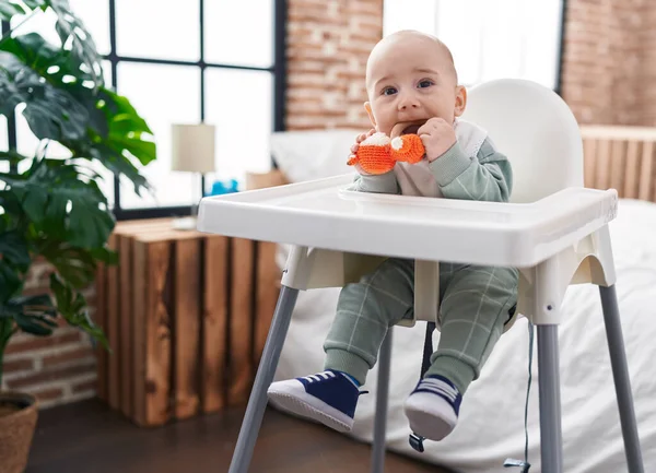 Schattige Kaukasische Baby Zittend Kinderstoel Zuigen Speelgoed Slaapkamer — Stockfoto