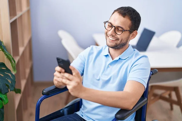 Ung Man Med Smartphone Sitter Rullstol Hemma — Stockfoto