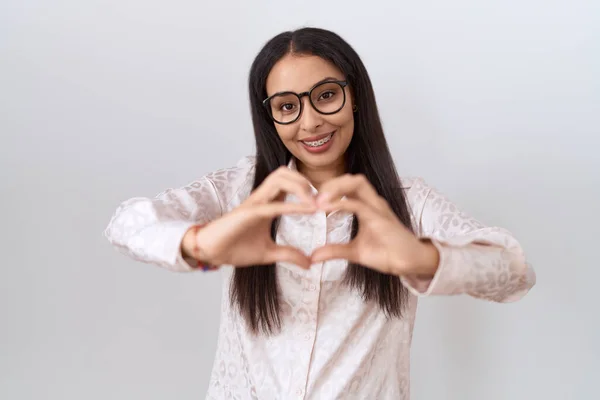 Ung Arabiska Kvinna Bär Glasögon Över Vit Bakgrund Ler Kärlek — Stockfoto
