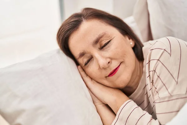 Mujer Mediana Edad Acostada Cama Durmiendo Dormitorio —  Fotos de Stock