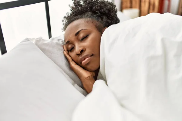 非洲裔美国妇女躺在床上睡在卧室里 — 图库照片