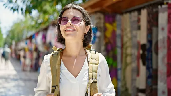 Ung Vacker Latinamerikansk Kvinna Turist Ler Säker Bär Ryggsäck Gatan — Stockfoto