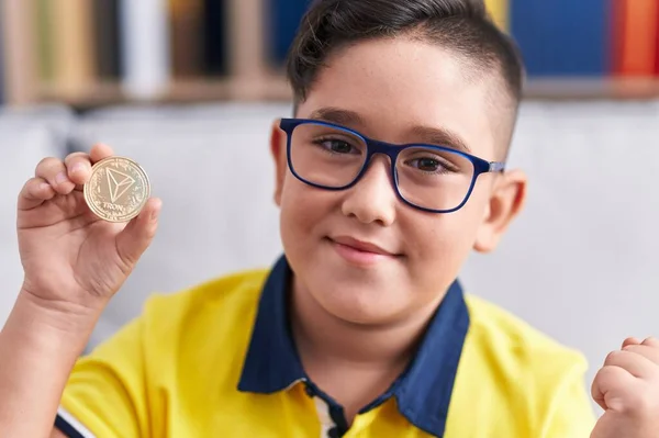 Νεαρός Ισπανόφωνος Κρατώντας Tron Coin Cryptocurrency Ουρλιάζοντας Υπερήφανος Γιορτάζοντας Νίκη — Φωτογραφία Αρχείου