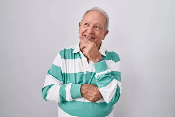 Uomo Anziano Con Capelli Grigi Piedi Sfondo Bianco Pensando Preoccupato — Foto Stock
