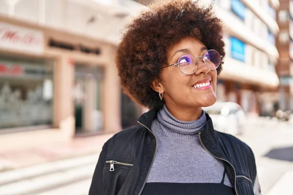 Mujer Afroamericana Sonriendo Confiada Mirando Cielo Calle —  Fotos de Stock
