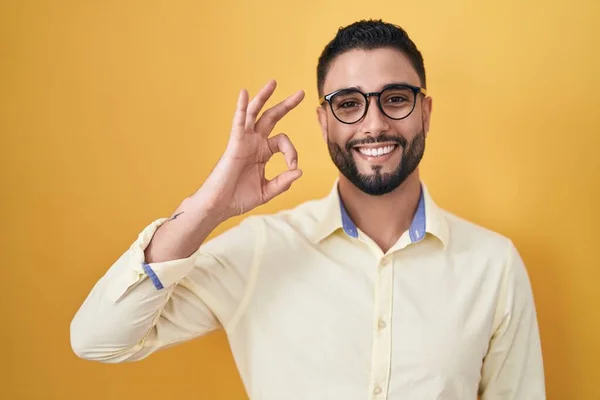 Hispanic Ung Man Bär Affärskläder Och Glasögon Ler Positivt Gör — Stockfoto