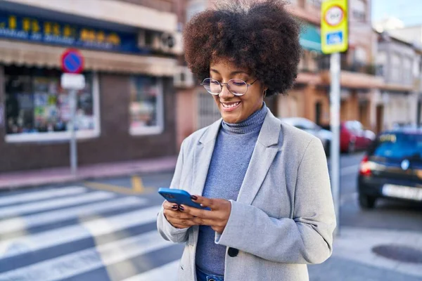 アフリカ系アメリカ人の女性経営者が路上でスマートフォンを使って自信満々で — ストック写真