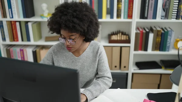 在图书馆大学利用计算机学习的非洲裔美国女学生 — 图库照片