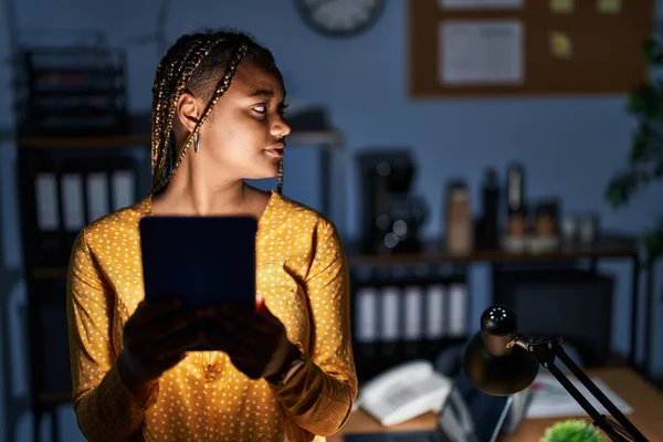 Femeie Afro Americană Împletituri Care Lucrează Birou Noaptea Tabletă Căutarea — Fotografie, imagine de stoc
