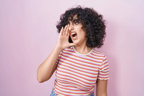 Young Middle East Woman Standing Pink Background Shouting Screaming Loud — Stock Photo, Image