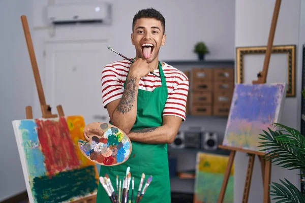 Jeune Homme Brésilien Tenant Palette Peintre Studio Artiste Langue Collante — Photo