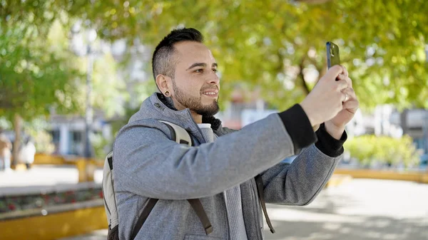Hombre Hispano Sonriendo Confiado Tomando Fotos Con Smartphone Parque —  Fotos de Stock