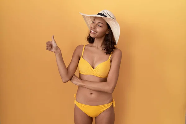 Young Hispanic Woman Wearing Bikini Summer Hat Looking Proud Smiling — Stock Photo, Image