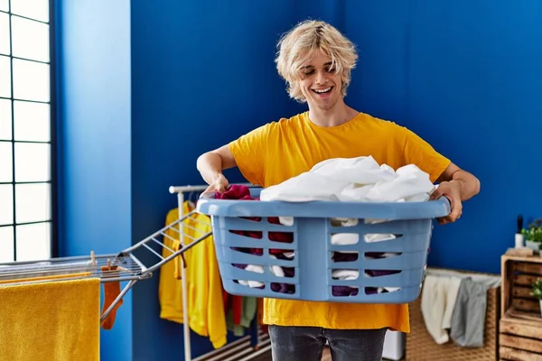 Ung Blond Man Ler Säker Innehav Korg Med Kläder Tvättstuga — Stockfoto