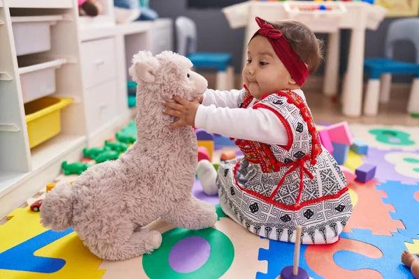 Sevimli Spanyol Bebek Gülümsüyor Anaokulunda Oyuncakla Oynuyor — Stok fotoğraf