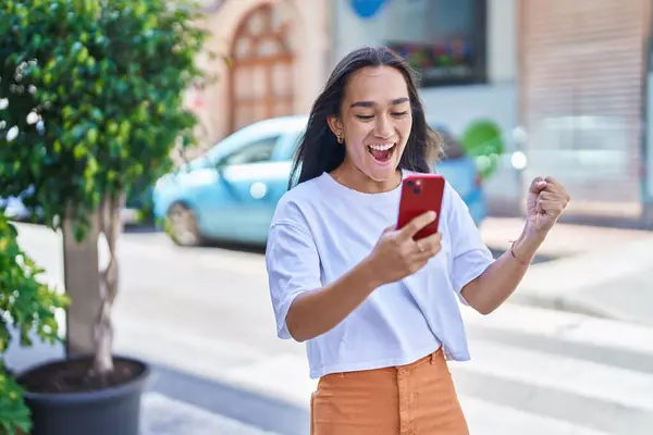 Νεαρή Όμορφη Ισπανόφωνη Γυναίκα Χρησιμοποιώντας Smartphone Την Έκφραση Νικητής Στο — Φωτογραφία Αρχείου