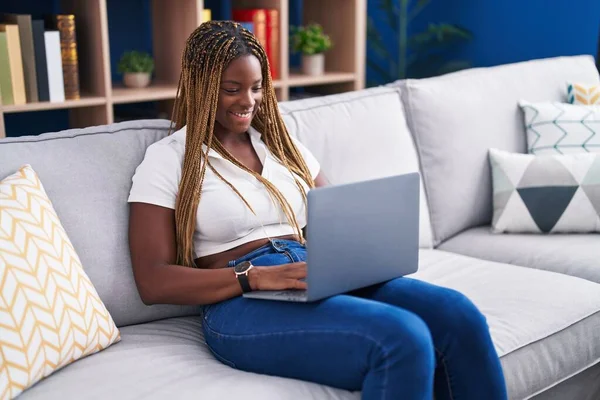 African American Woman Using Laptop Sitting Sofa Home — Stok fotoğraf