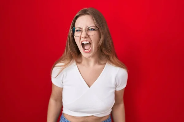 Junge Kaukasische Frau Die Vor Rotem Hintergrund Steht Wütend Und — Stockfoto