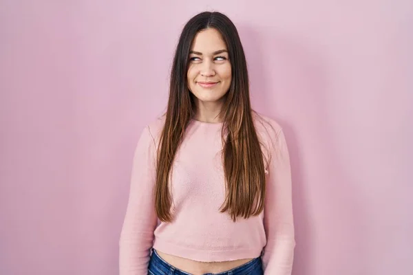 Young Brunette Woman Standing Pink Background Smiling Looking Side Staring — 图库照片
