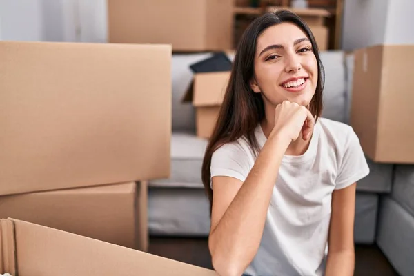 Young Beautiful Hispanic Woman Smiling Confident Sitting Floor New Home — Stock Photo, Image