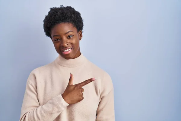 Afrikaans Amerikaanse Vrouw Staande Blauwe Achtergrond Vrolijk Met Een Glimlach — Stockfoto