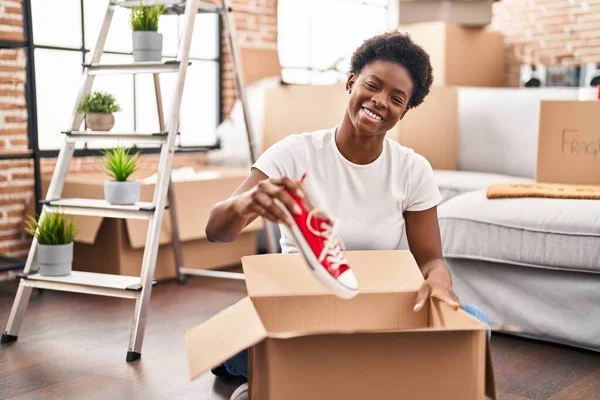 Afrikaans Amerikaanse Vrouw Uitpakken Pakket Zitten Vloer Nieuwe Huis — Stockfoto