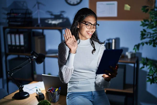Mujer Brasileña Joven Usando Touchpad Noche Trabajando Oficina Renunciando Decir — Foto de Stock