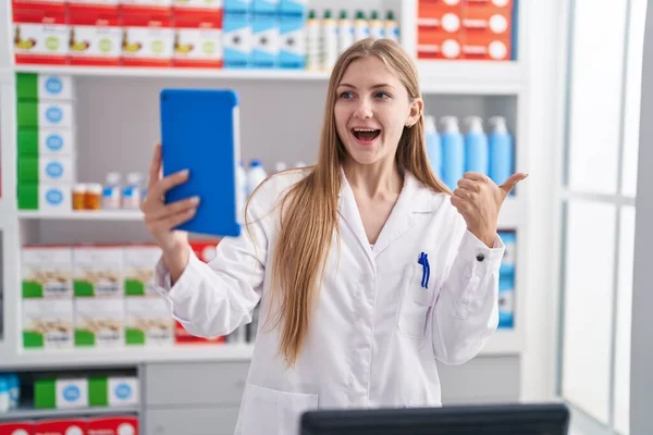Joven Mujer Caucásica Que Trabaja Farmacia Haciendo Videollamada Con Tableta — Foto de Stock