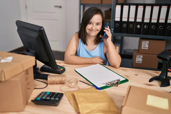 Sendromlu Kadın Dış Ticaret Işçisi Ofisteki Akıllı Telefondan Konuşuyor — Stok fotoğraf
