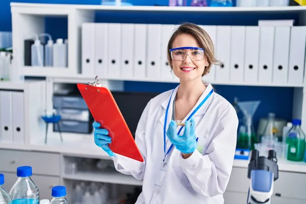 Young Woman Scientist Reading Report Holding Sample Laboratory — Stock Photo, Image