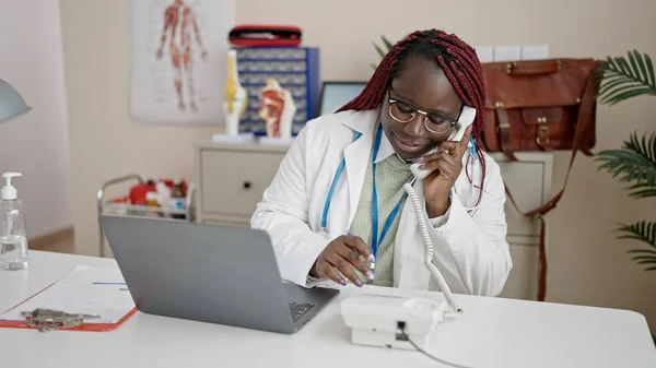 Afrikansk Kvinna Med Flätat Hår Läkare Med Bärbar Dator Talar — Stockfoto