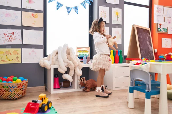 Adorável Menina Hispânica Brincando Com Boneca Bebê Jardim Infância — Fotografia de Stock