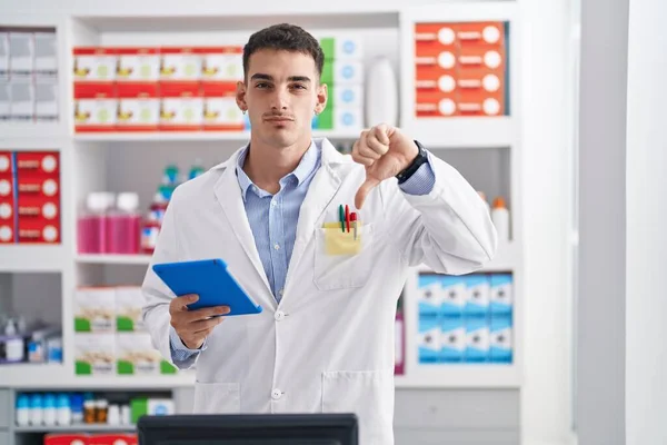 Bello Ispanico Che Lavora Farmacia Farmacia Con Tablet Con Faccia — Foto Stock