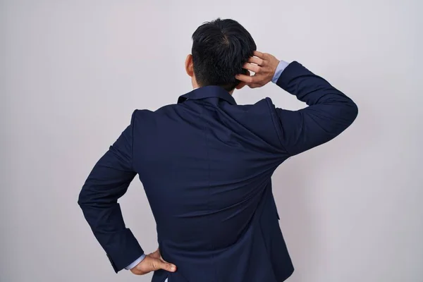Νεαρός Ασιάτης Που Φοράει Επαγγελματικό Κοστούμι Και Δένει Ανάποδα Σκεπτόμενος — Φωτογραφία Αρχείου