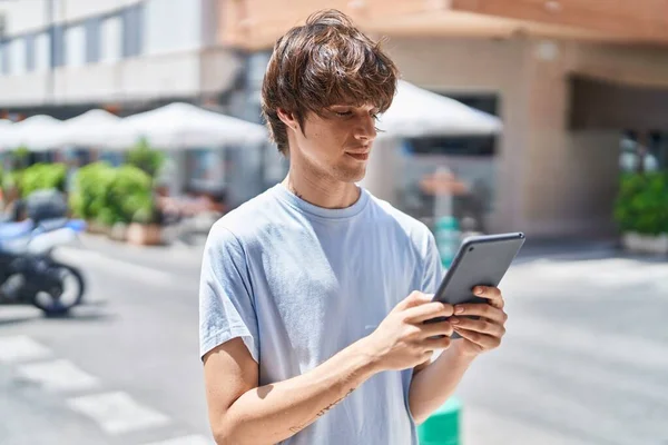 Jonge Blonde Man Met Touchpad Met Serieuze Expressie Straat — Stockfoto
