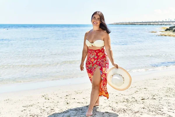 Jeune Belle Hispanique Femme Touriste Portant Bikini Tenant Chapeau Été — Photo