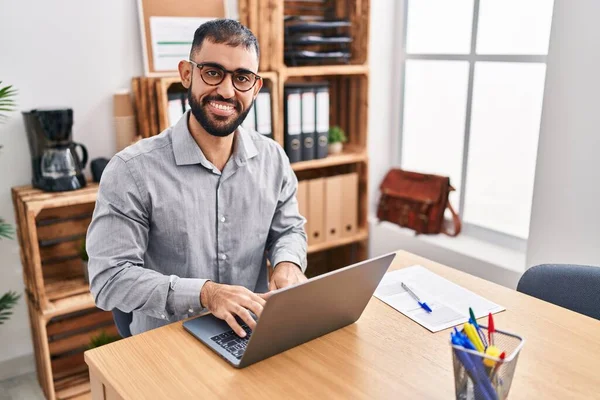 Young Hispanic Man Business Worker Using Laptop Working Office — Stockfoto