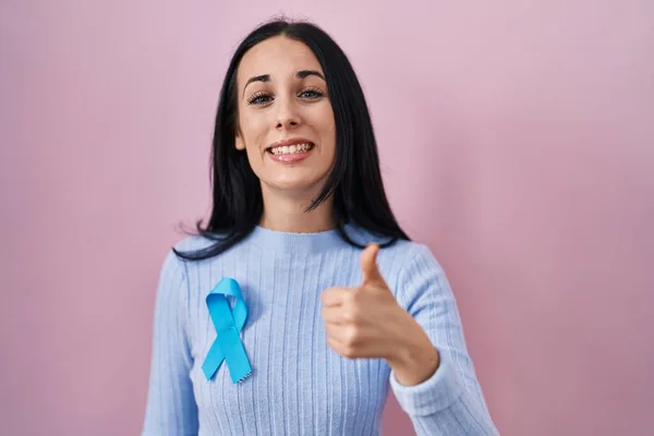 Mujer Hispana Vistiendo Cinta Azul Sonriendo Feliz Positiva Pulgar Hacia — Foto de Stock