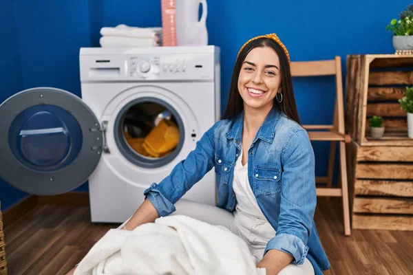 Joven Hermosa Mujer Hispana Sonriendo Confiada Lavando Ropa Lavandería — Foto de Stock