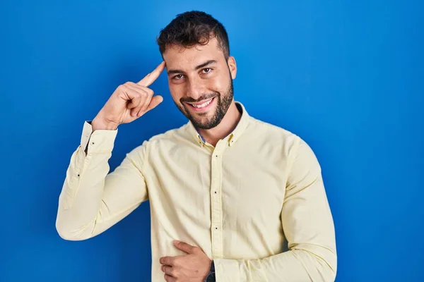Bonito Hispânico Homem Sobre Fundo Azul Sorrindo Apontando Para Cabeça — Fotografia de Stock